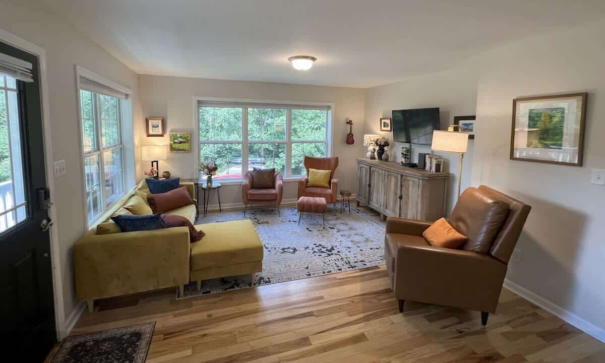 Photo of Livingroom in Court House