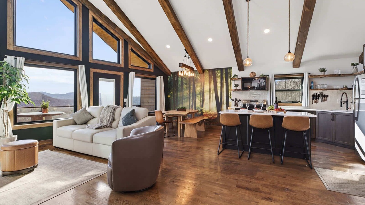 Photo of Livingroom in Saluda