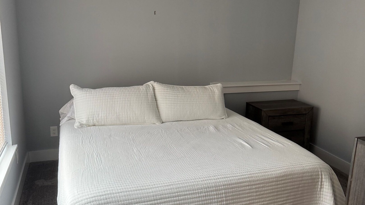 Photo of Bedroom in Flat Hollow Marina