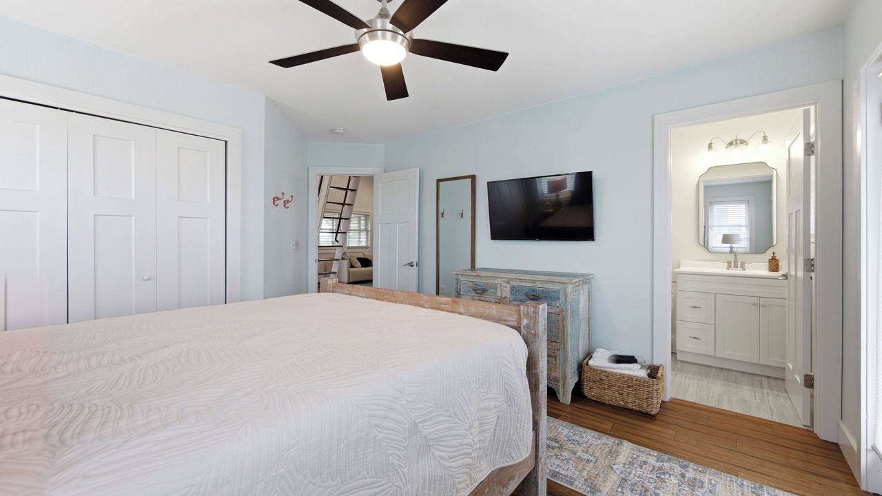Photo of Bedroom in Wind Over Waves