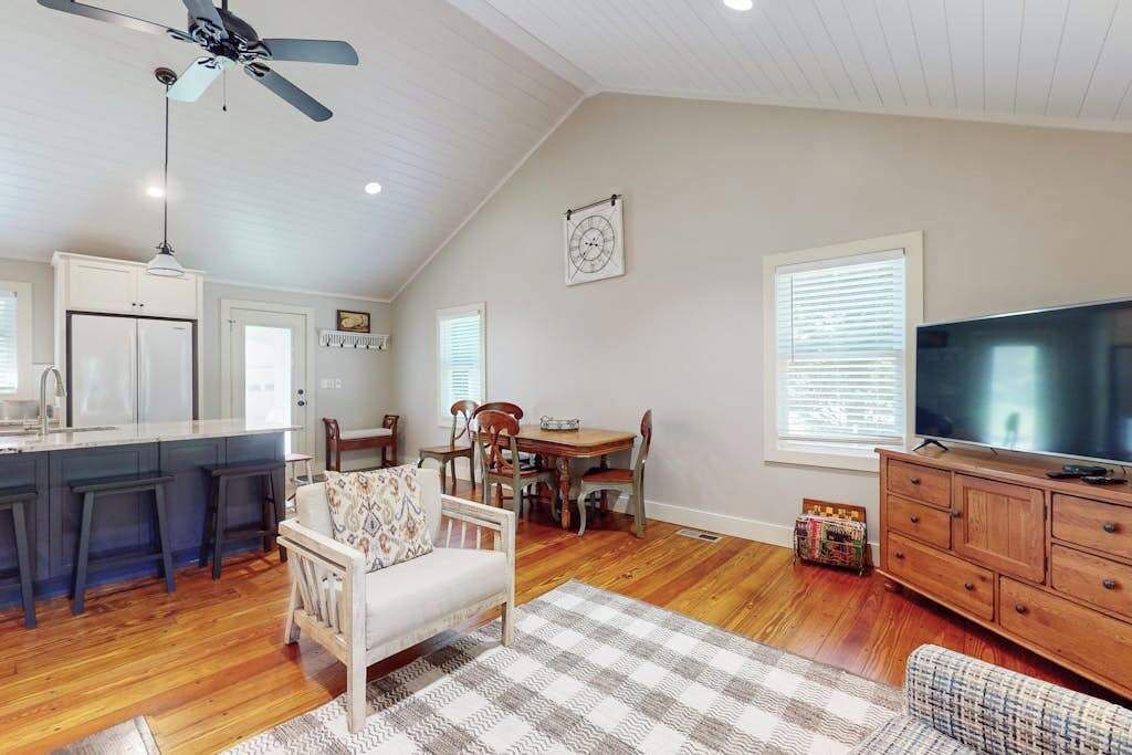 Photo of Livingroom in Flat Rock