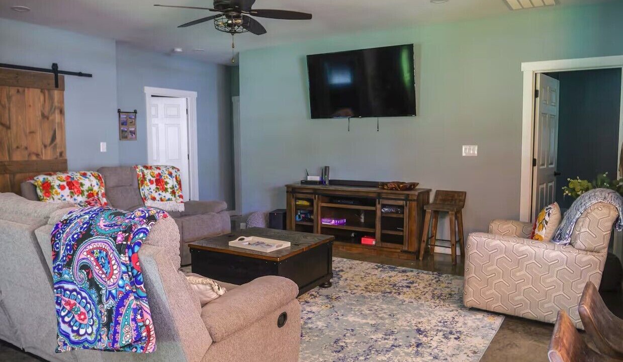 Photo of Livingroom in Falls of Rough