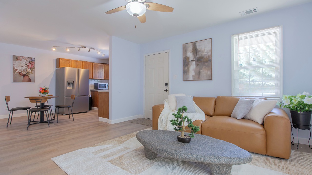 Photo of Livingroom in Midway