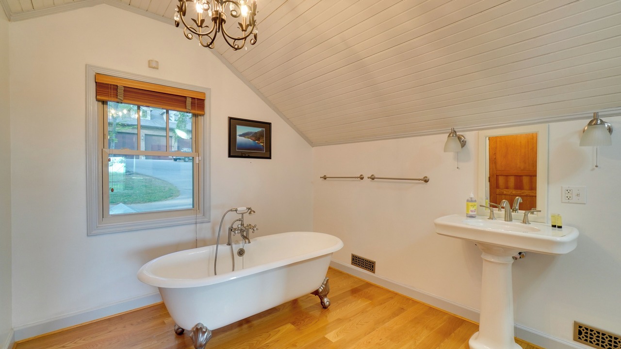 Photo of Bathroom in Byrdstown