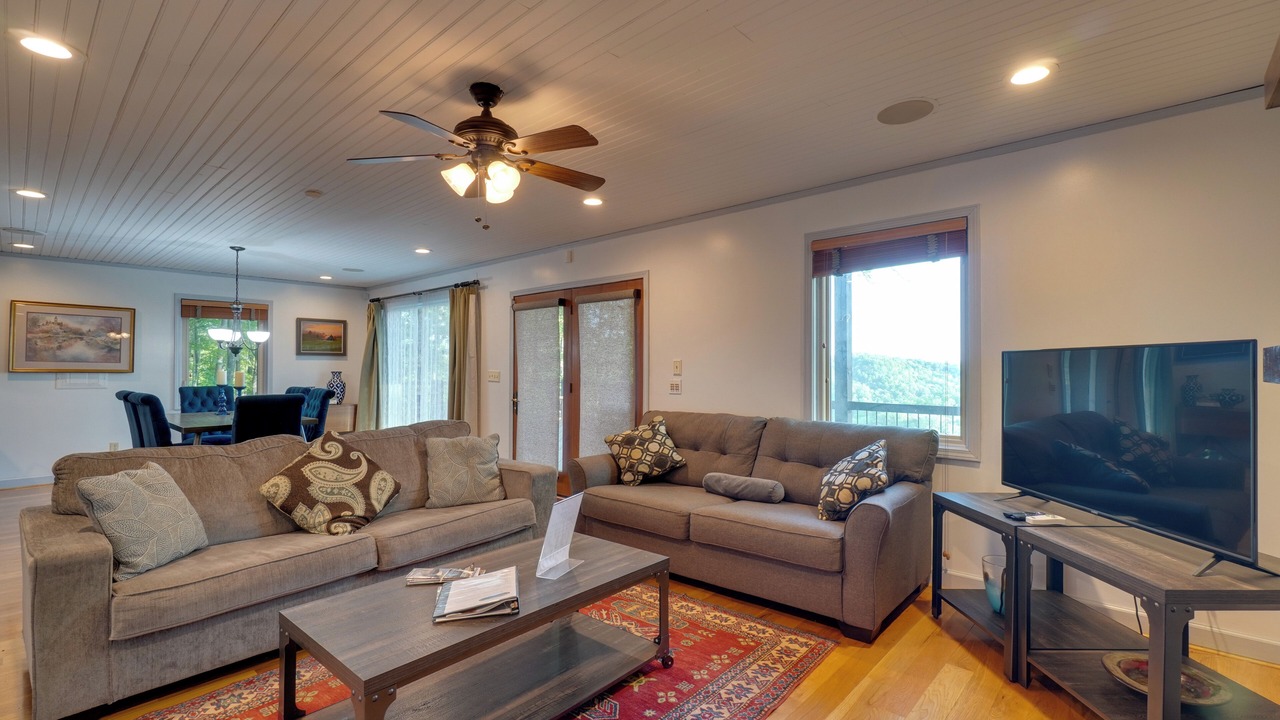 Photo of Livingroom in Byrdstown