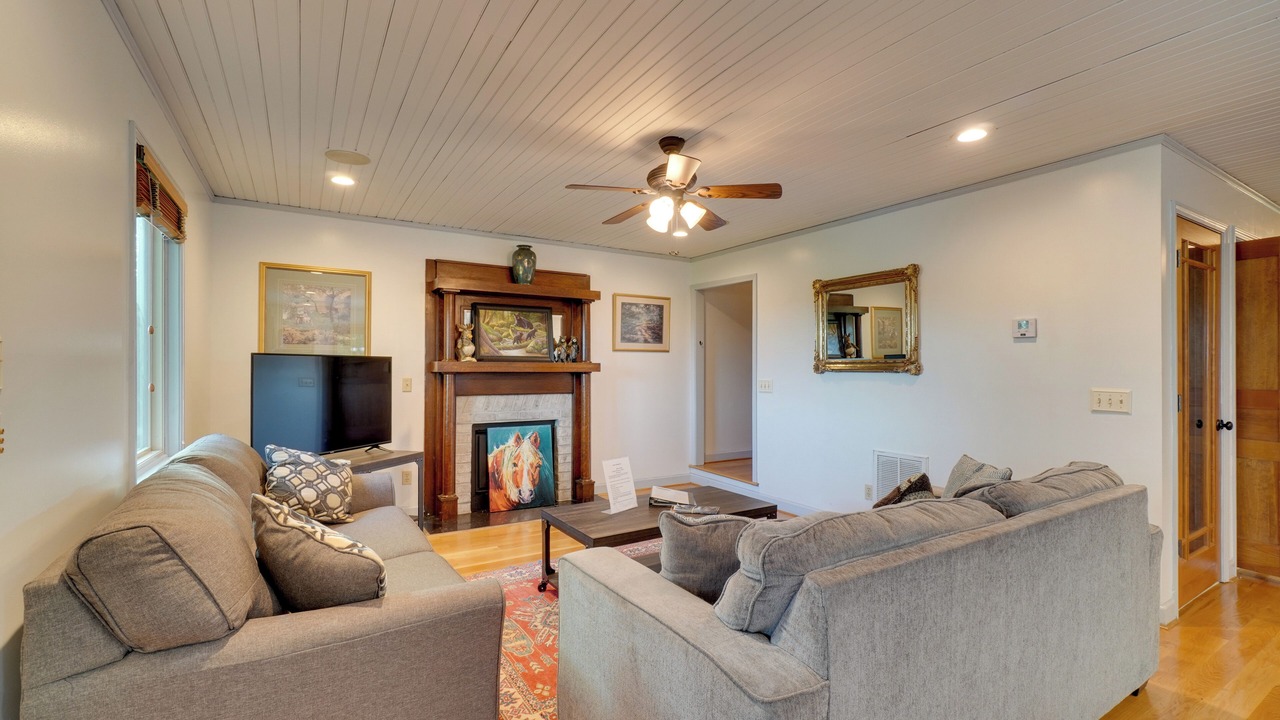 Photo of Bedroom in Byrdstown