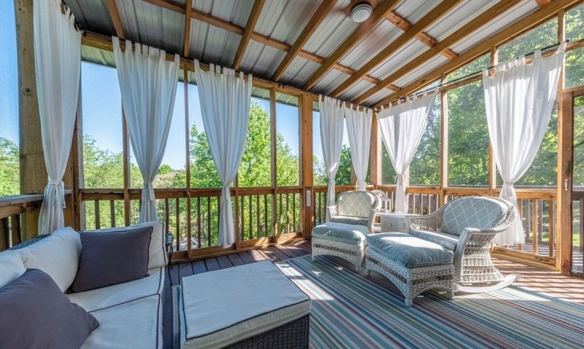 Photo of Livingroom in Falls of Rough