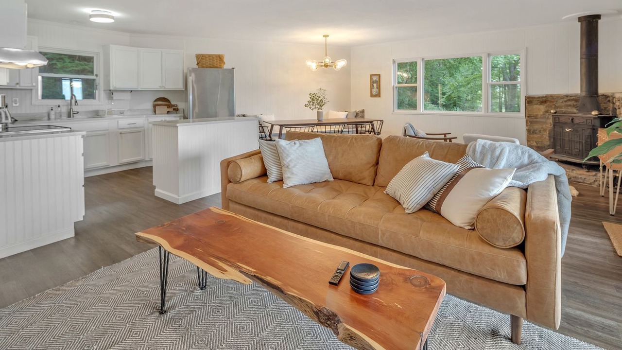 Photo of Livingroom in Walker-In-the-Hills