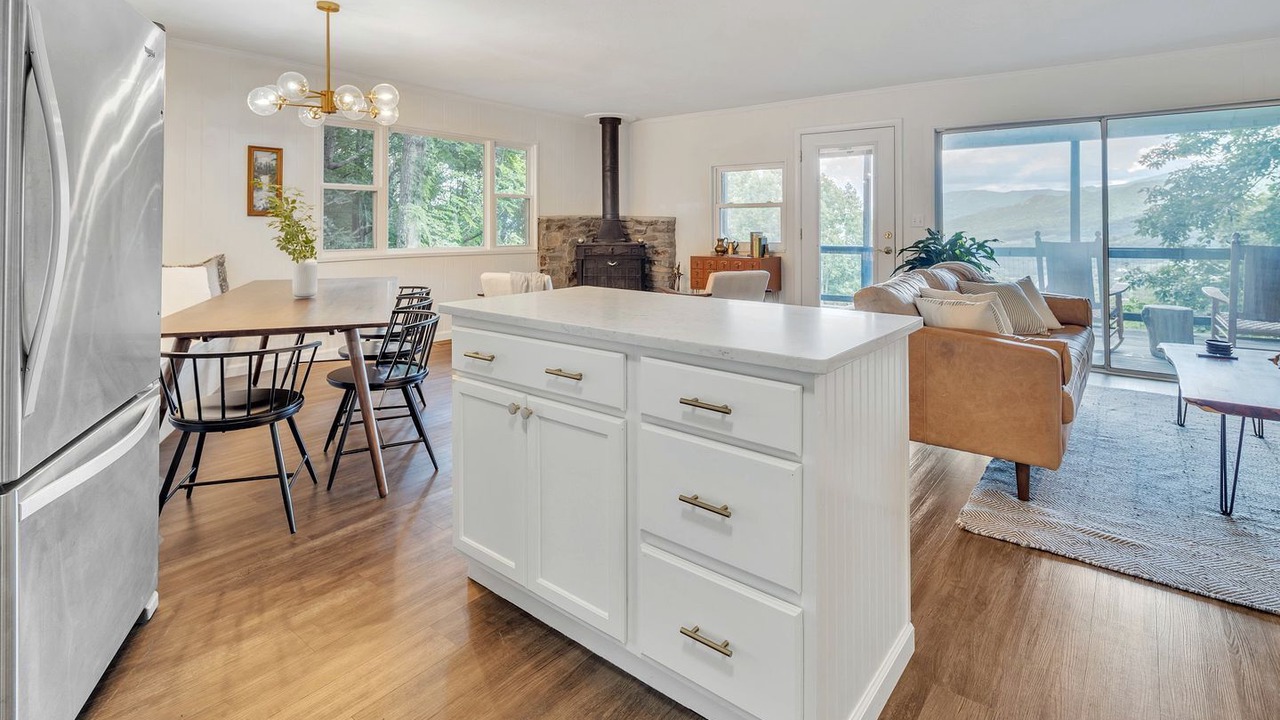 Photo of Livingroom in Walker-In-the-Hills