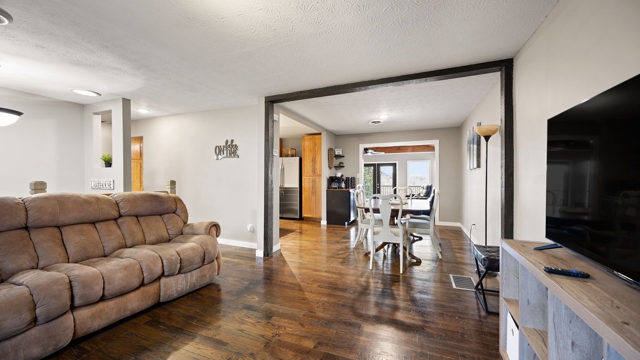 Photo of Livingroom in Bronston