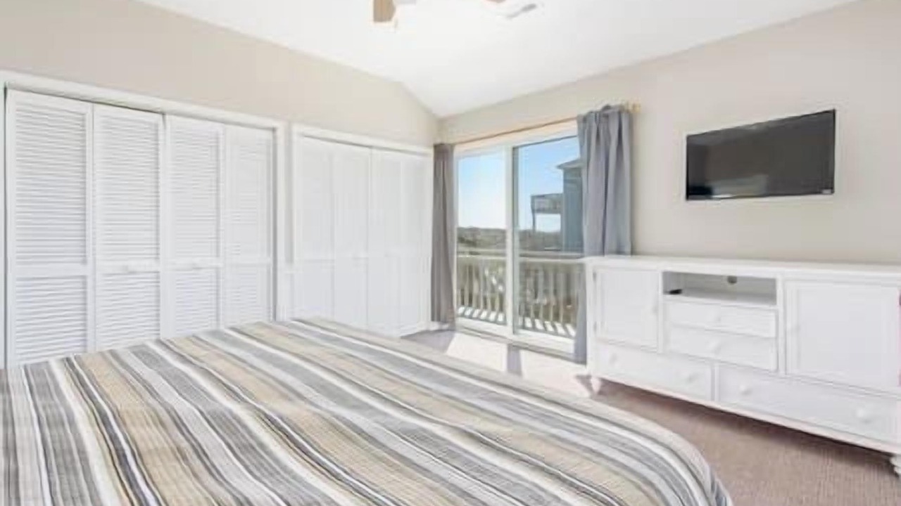 Photo of Bedroom in Waves