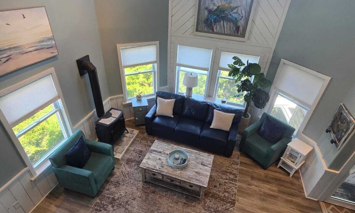 Photo of Livingroom in Wind Over Waves