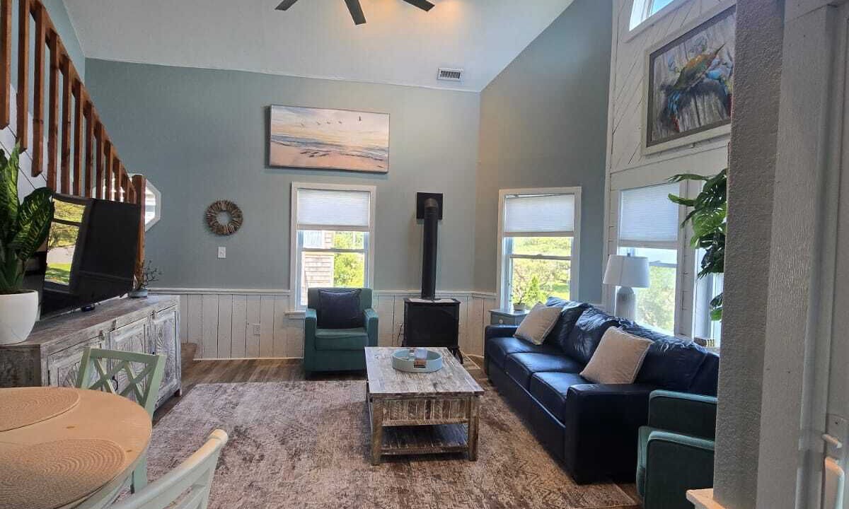 Photo of Livingroom in Wind Over Waves
