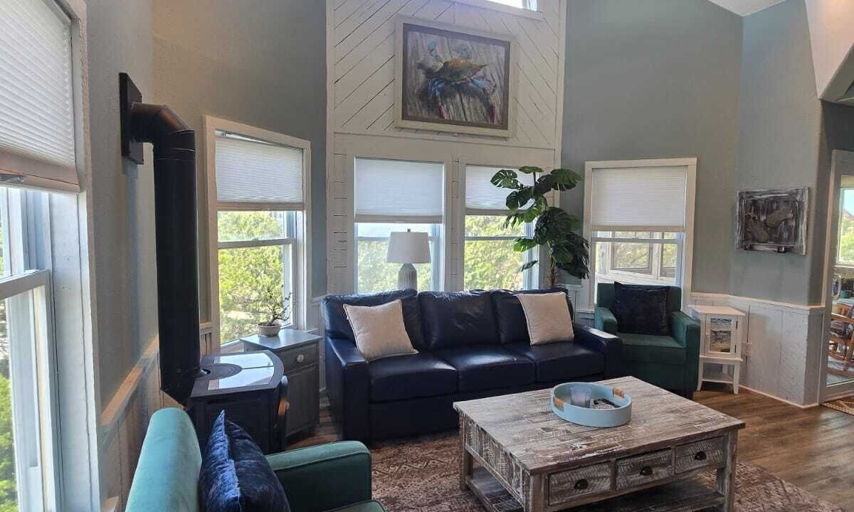 Photo of Livingroom in Wind Over Waves