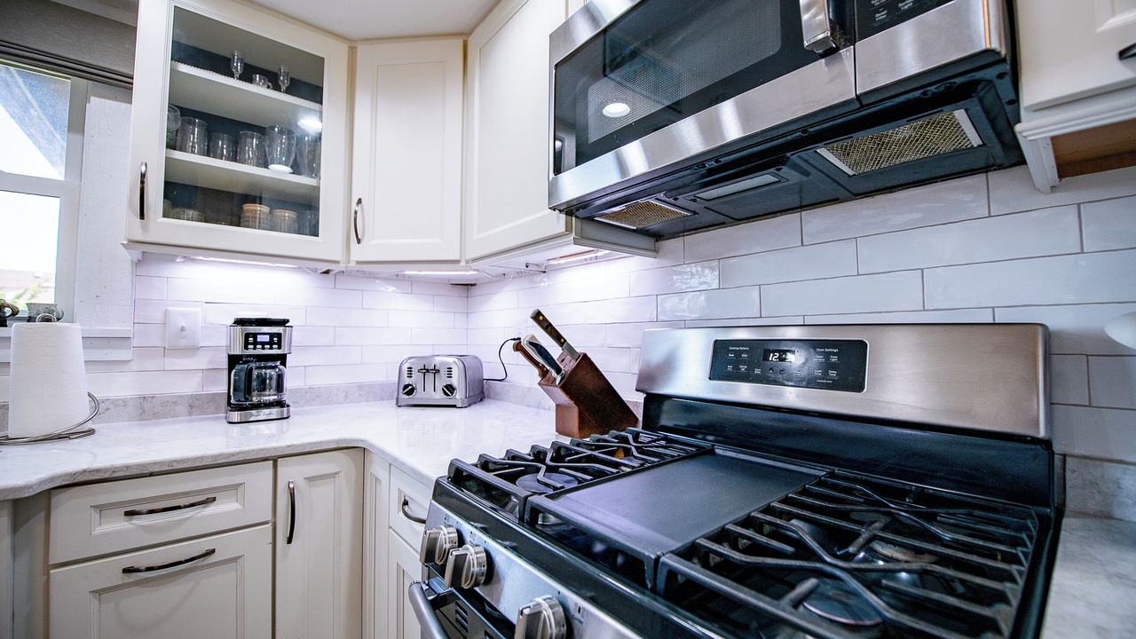 Photo of Kitchen in Wind Over Waves