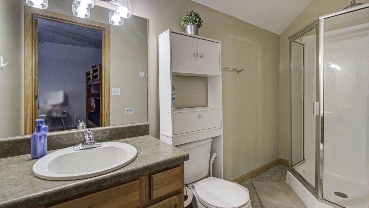 Photo of Bathroom in Flat Hollow Marina