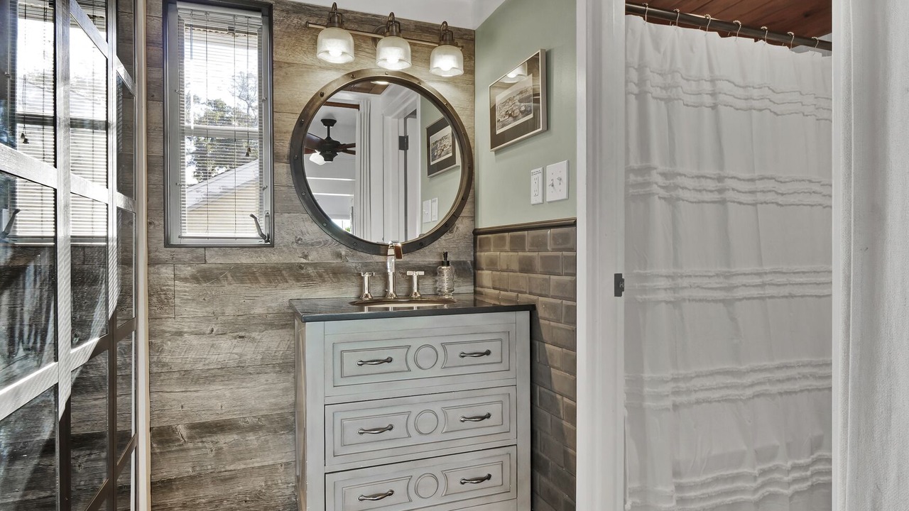 Photo of Bathroom in Airlie