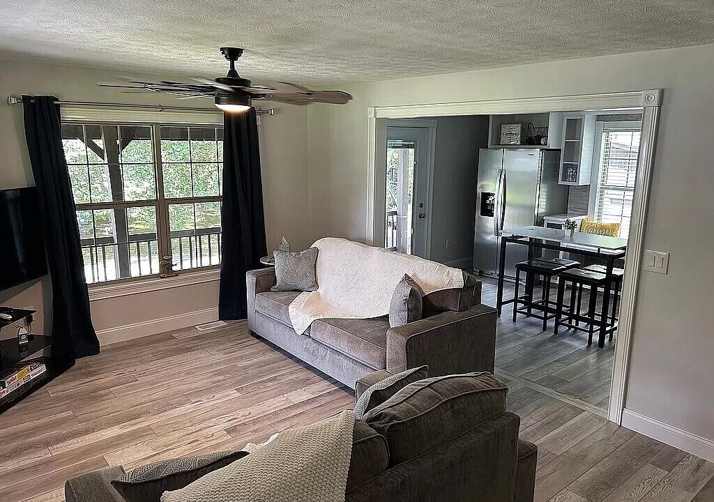 Photo of Livingroom in Byrdstown