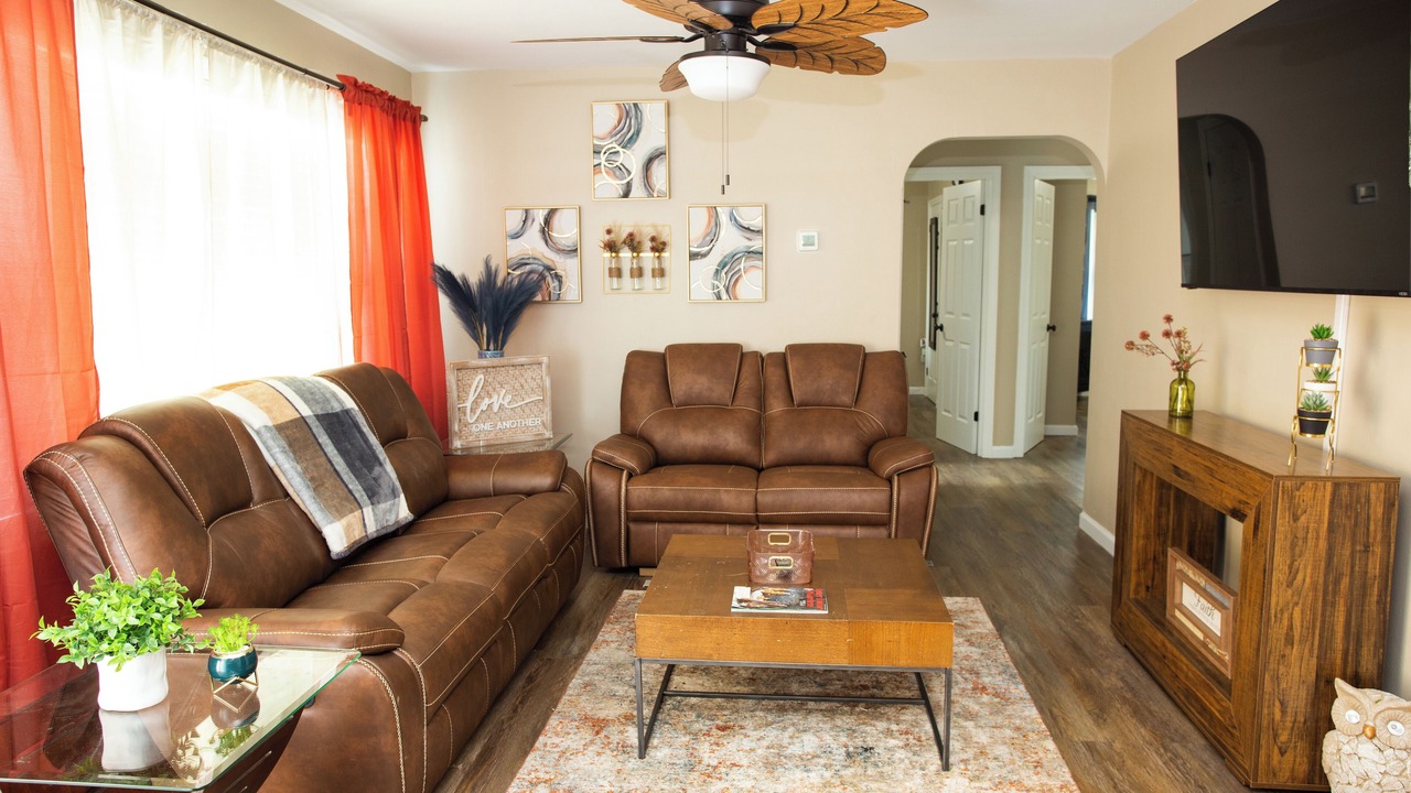 Photo of Livingroom in Coliseum Central