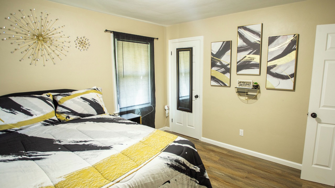 Photo of Bedroom in Coliseum Central