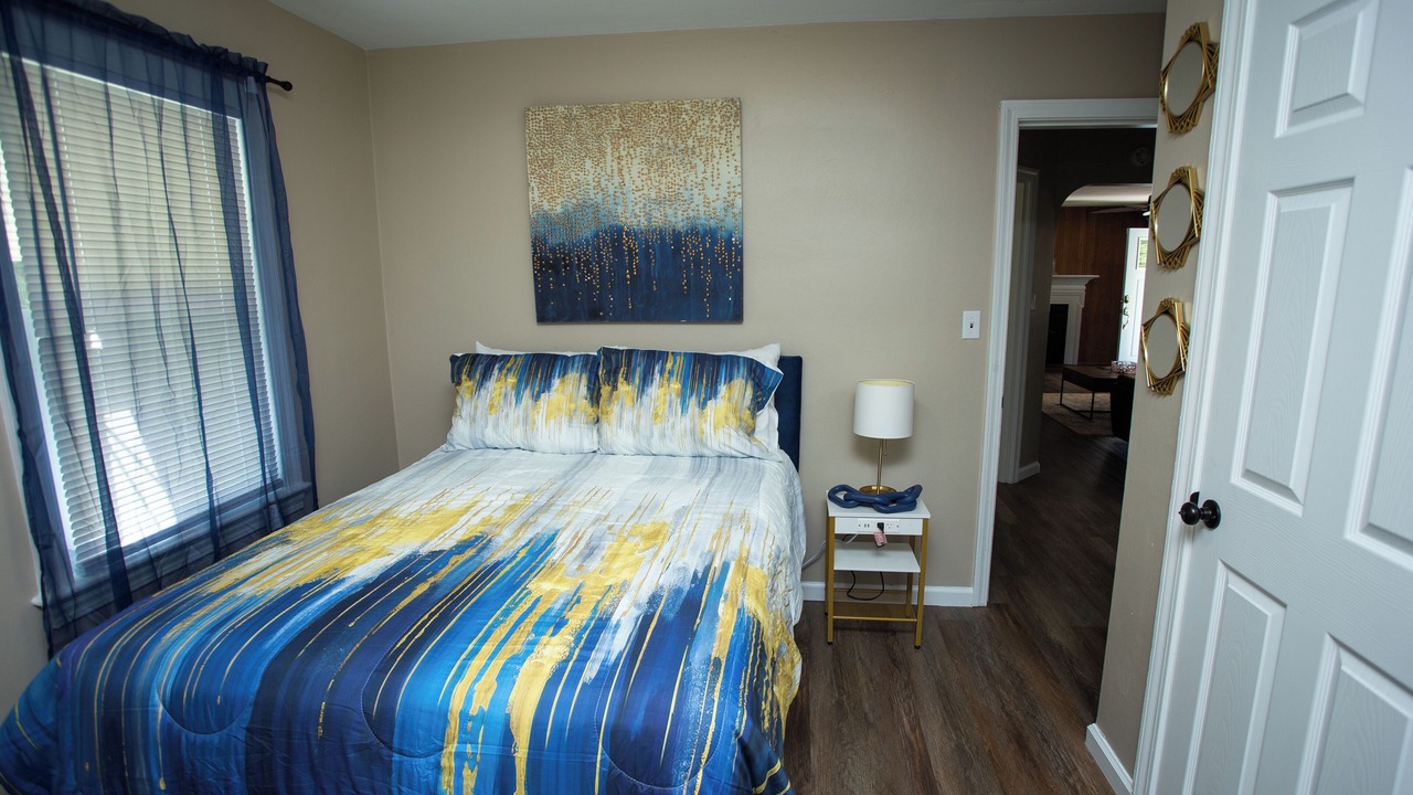 Photo of Bedroom in Coliseum Central