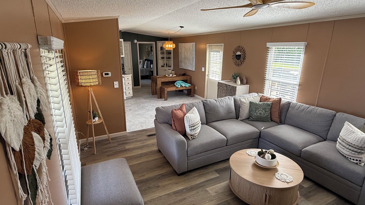Photo of Livingroom in Court House