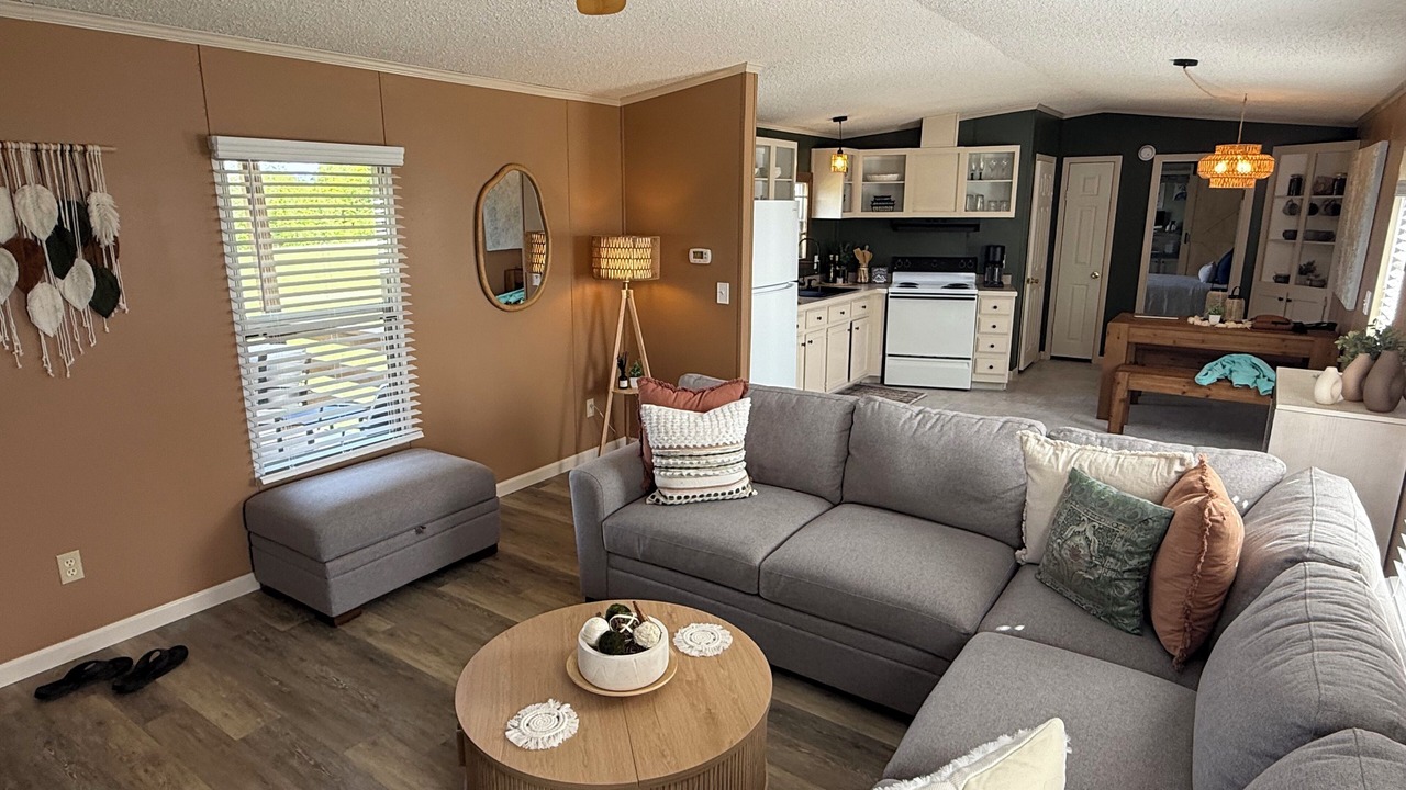 Photo of Livingroom in Court House