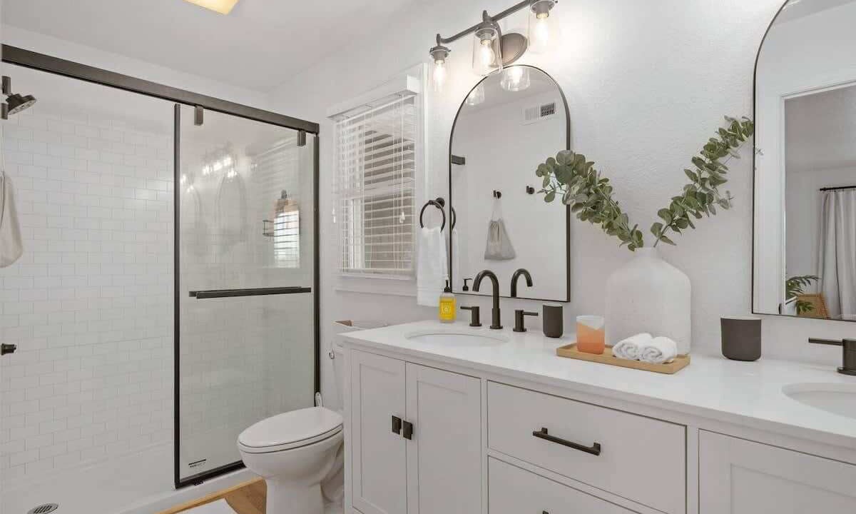 Photo of Bathroom in Whalehead Beach