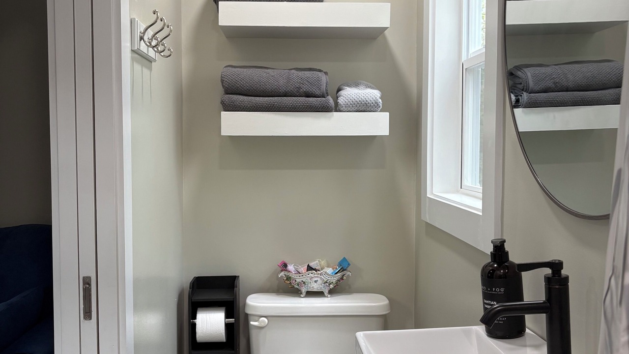 Photo of Bathroom in Old Fort