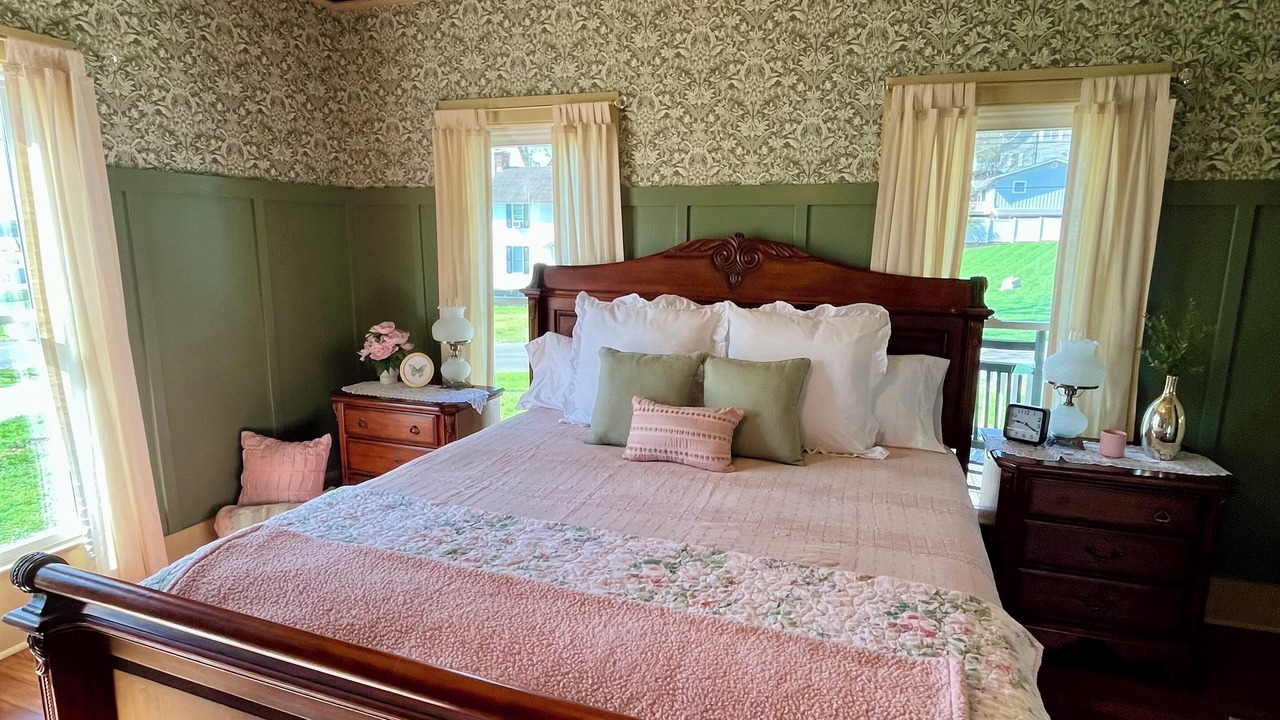 Photo of Bedroom in Kuttawa