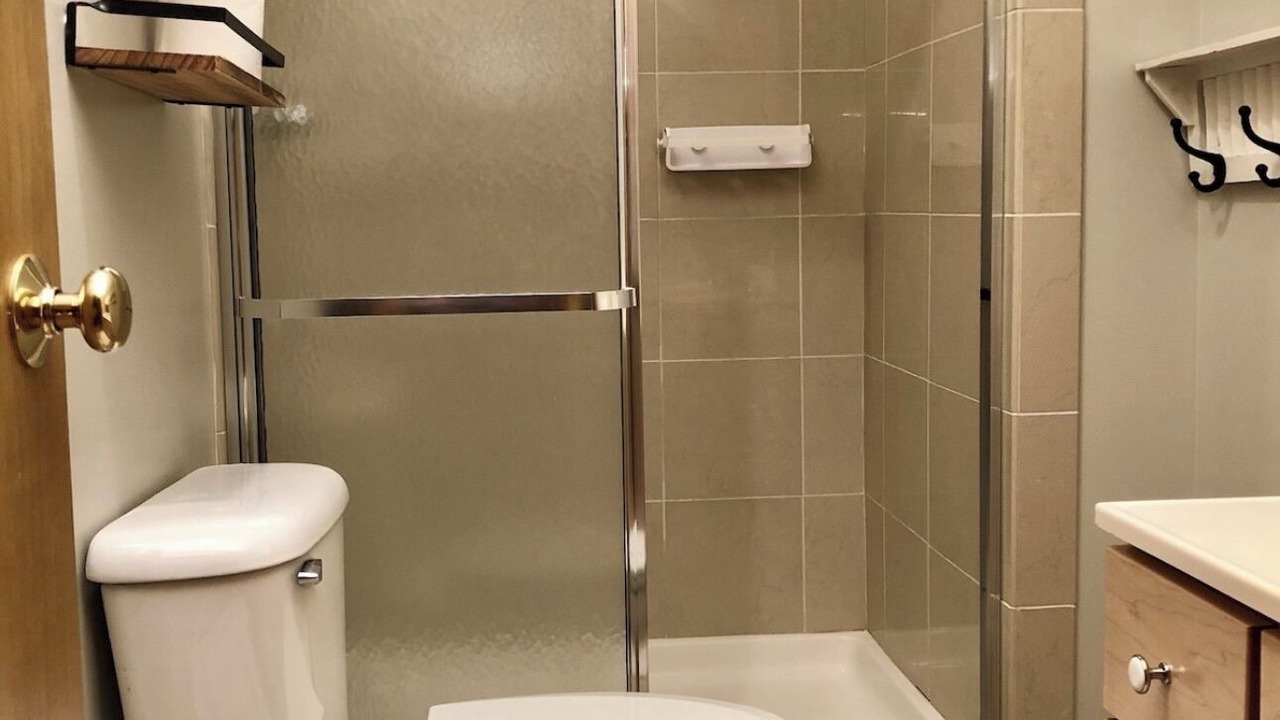 Photo of Bathroom in Flat Hollow Marina