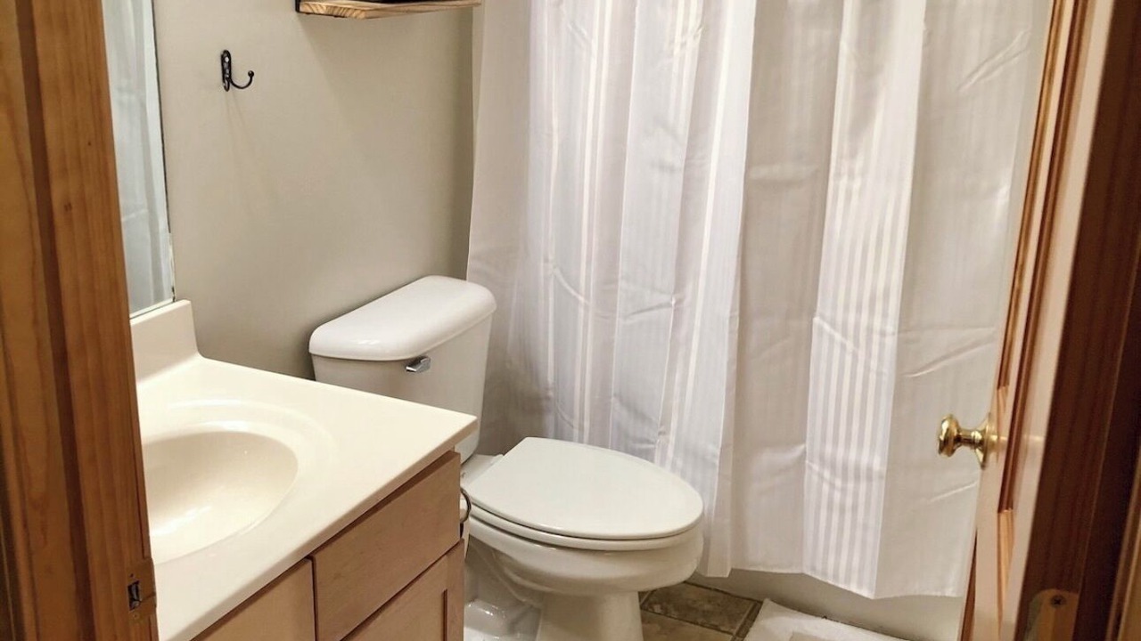 Photo of Bathroom in Flat Hollow Marina