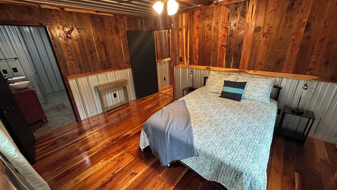 Photo of Bedroom in Kuttawa