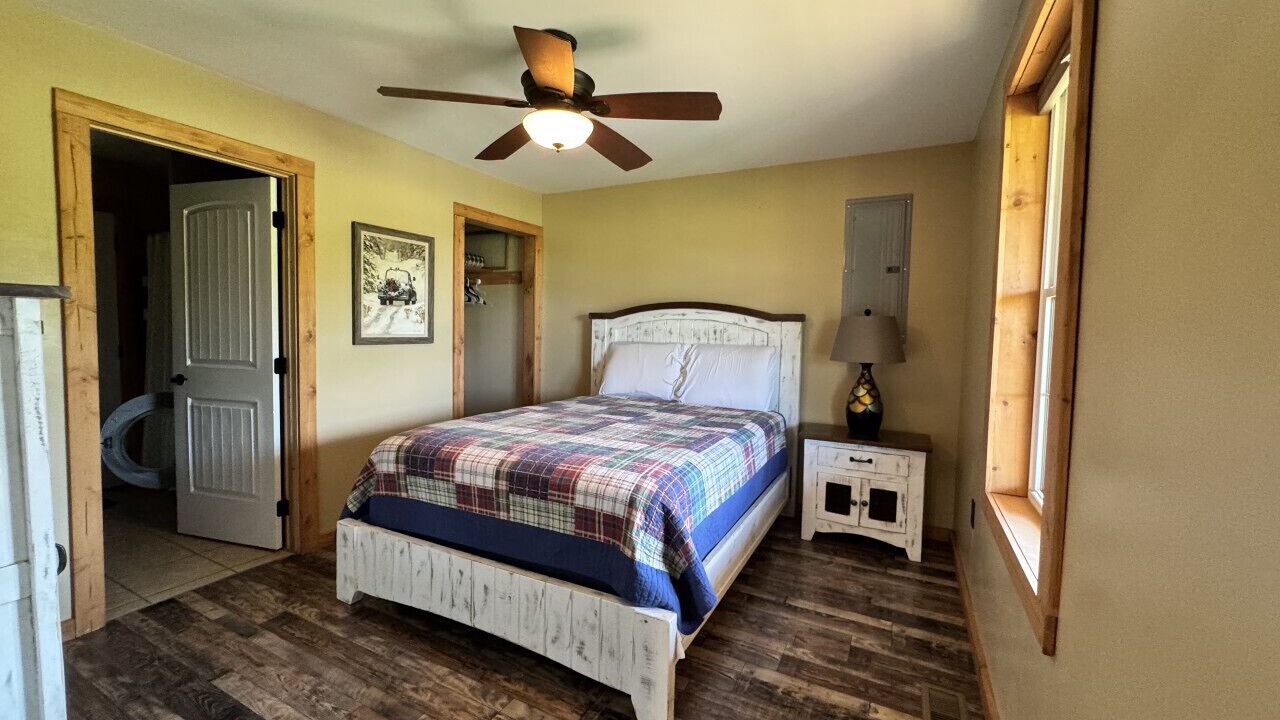 Photo of Bedroom in Byrdstown
