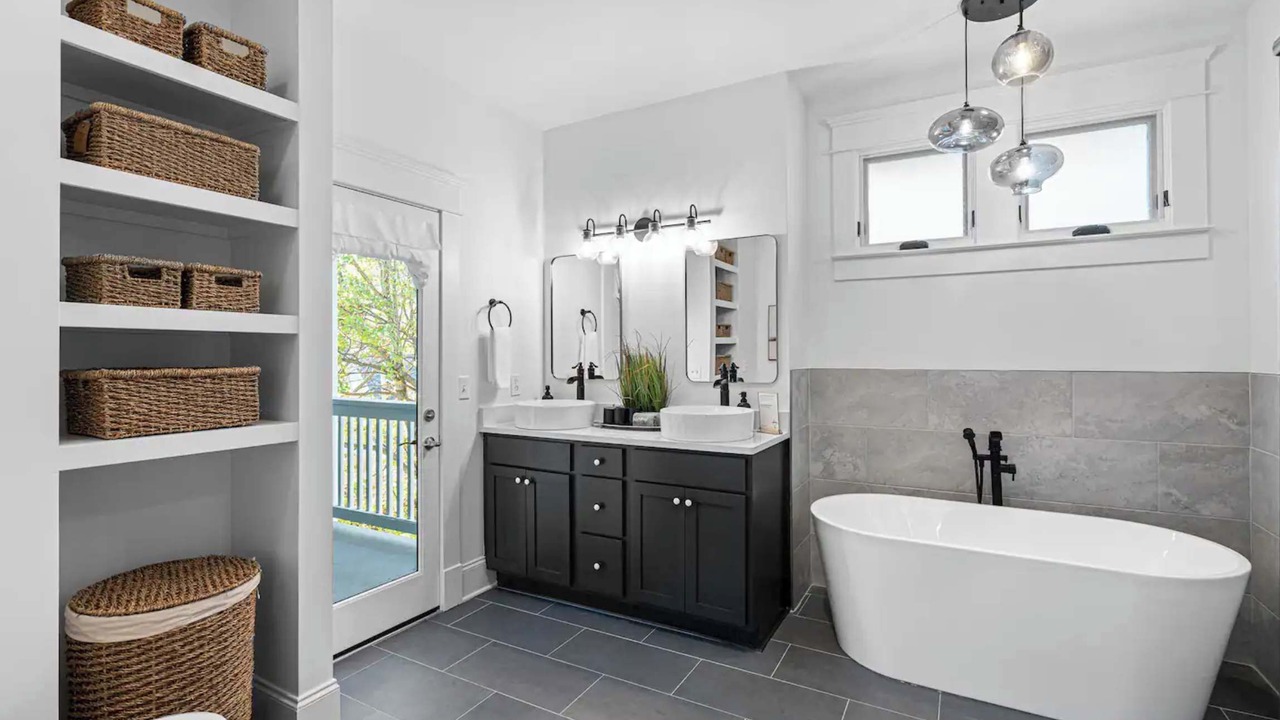 Photo of Bathroom in Lockeland Springs