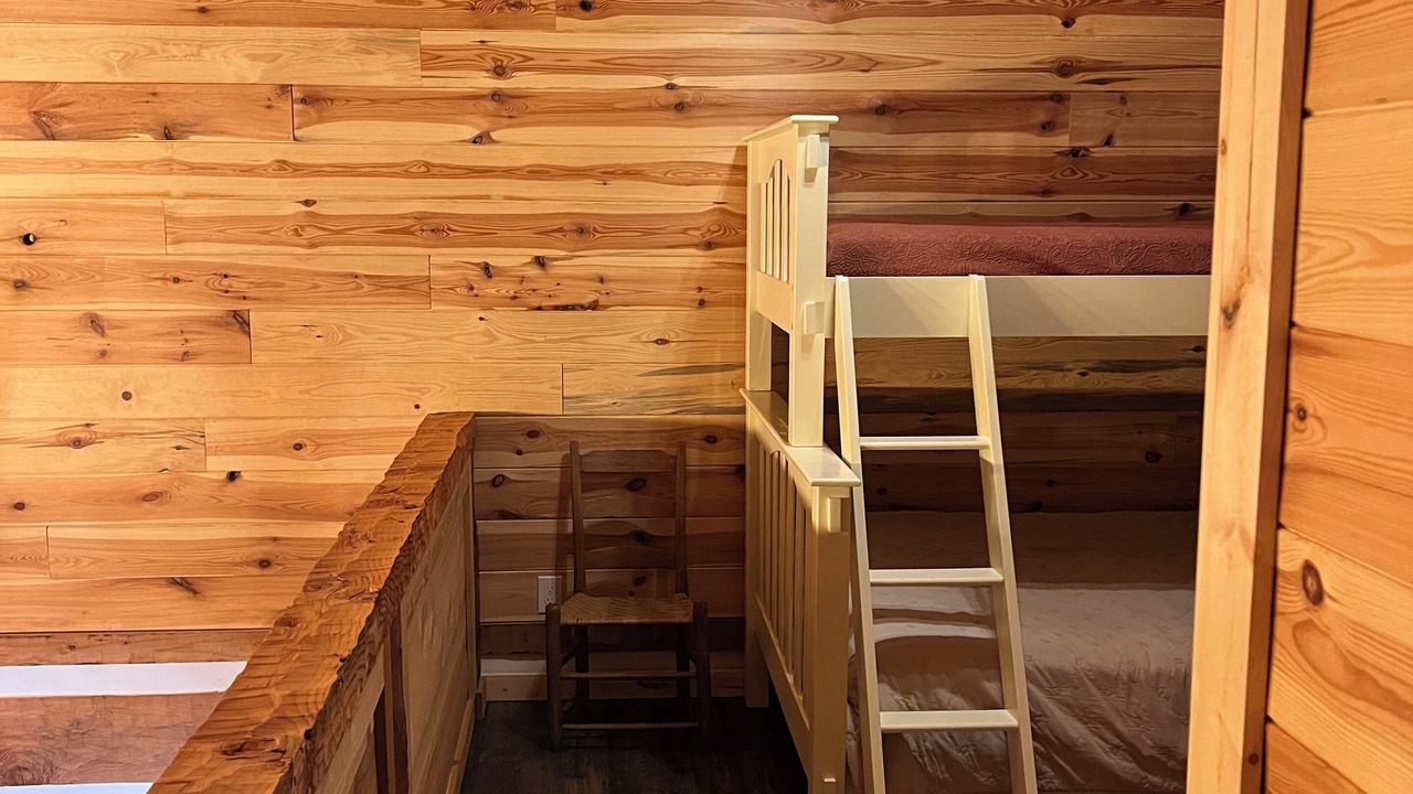 Photo of Bedroom in Byrdstown
