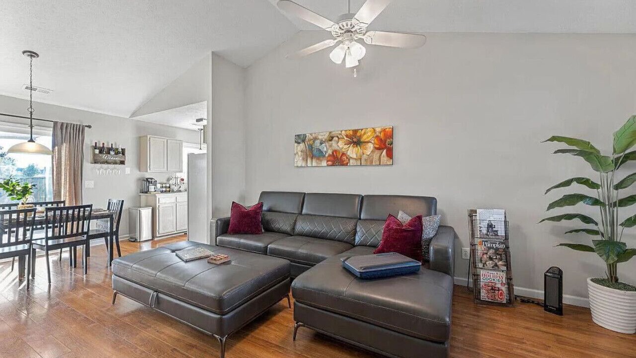 Photo of Livingroom in Murraysville
