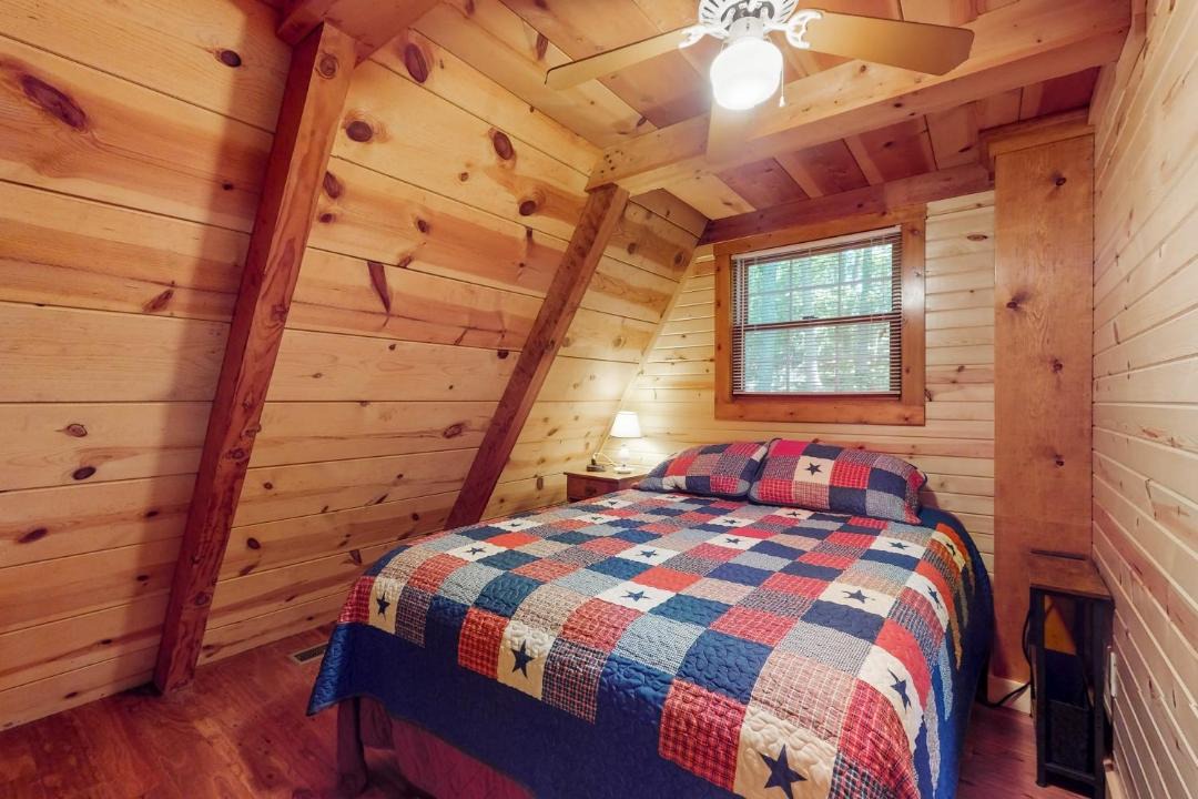 Photo of Bedroom in Flat Hollow Marina