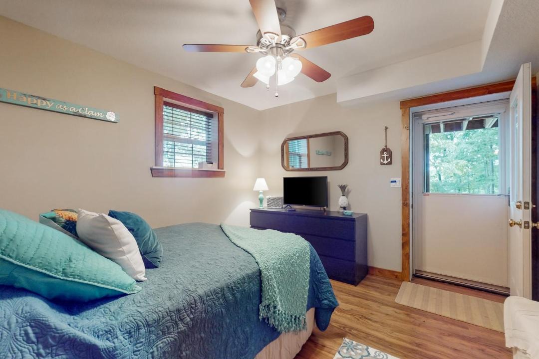 Photo of Bedroom in Flat Hollow Marina
