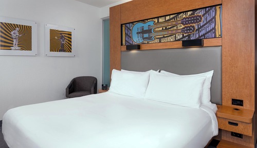 aloft, Traditional Room, 1 King Bed, Mountain View, Poolside
