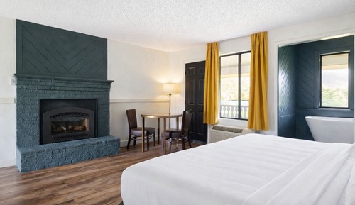 Premium Room, 1 King Bed, Bathtub