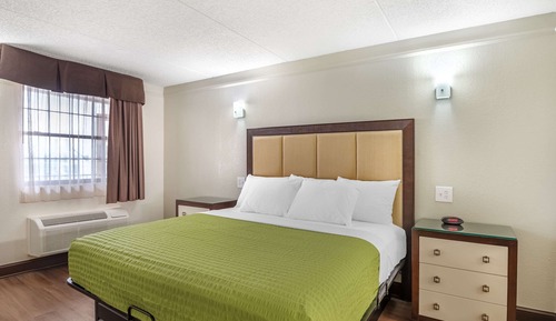 Room, 1 King Bed, Accessible, Smoking