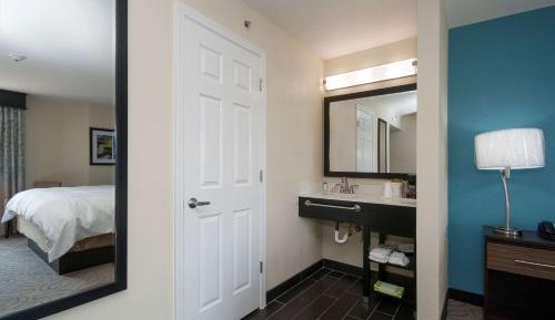 Queen Room with Bath Tub - Pet Friendly/Mobility Accessible/Non-Smoking