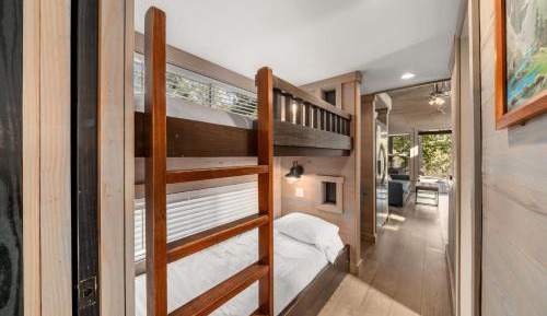River View Bunk Cabin with Hot Tub