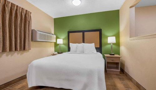 Deluxe Studio with 1 Queen Bed - Non-Smoking