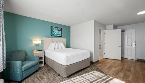 Queen Room with Roll-In Shower - Accessible/Non-Smoking