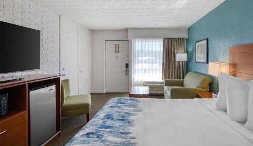 King Room with Roll-in Shower - Mobility Accessible/Non-Smoking