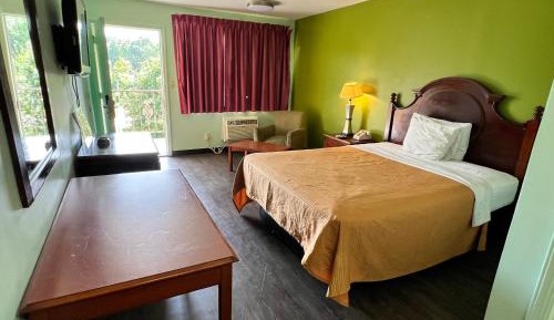 Deluxe Queen Suite