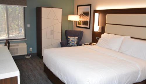 King Room with Adapted Tub - Mobility and Hearing Accessible