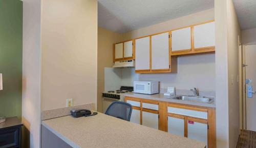 Deluxe Efficiency Quadruple Room with Tub - Disability Accessible/Non-Smoking 